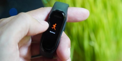 So sánh Mi Band 4 với Mi Band 3: Có đáng để nâng cấp?