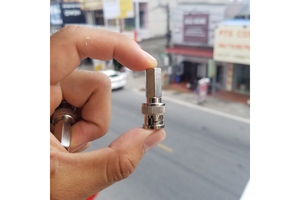 Jack BNC đúc chân vuông đi cáp đồng trục